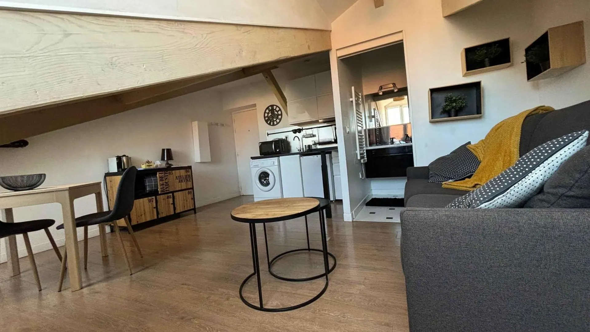 Bright Studio Near The Beach Of Nice Apartment