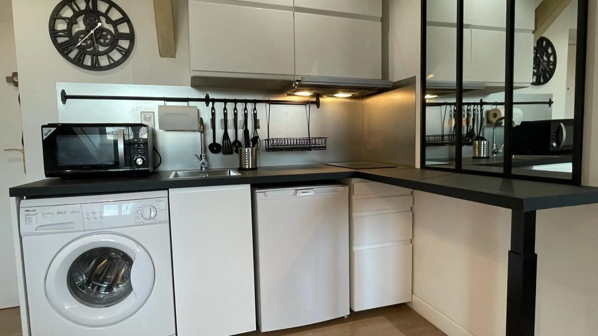 Apartment Bright Studio Near The Beach Of Nice